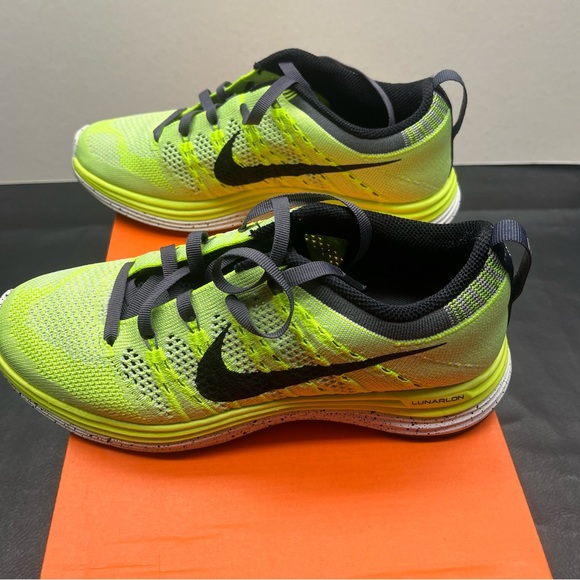 Women’s Nike Flyknit - Size 6.5 - Worn one time/like brand new - Picture 5 of 7